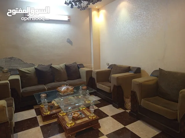 كنب بحالة جيدة جدا مع برداي وطاولات