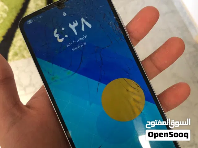 تلفون ميكي من شي فيه كسر فشاشة مش ماتر صوط نت كل شي بصفة عامة كويس سعره 300المكان طريق لمطار