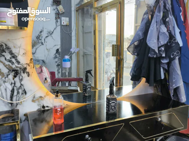ميز ومرايه حلاقة للبيع نضيفات ابي الخصيب محيله
