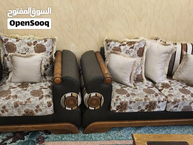 كنب نظيف وطاولات