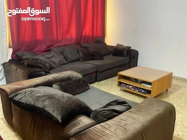 غرفة جلوس متكامله مع طاولة متحركة خشبيه للبيع طقم مناسب لجميع الديكورات باللون الاسود المميز