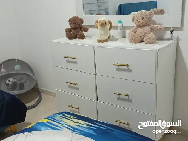 غرفه نوم اطفال للبيع خزانه وسرير عدد 2 وكومودينا وتواليت وفراشات عدد2 وكفرات عدد2