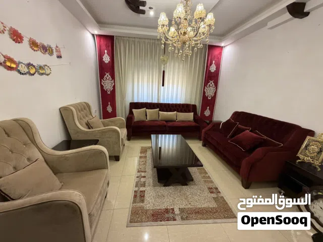 أثاث مستعمل للبيع  طقم غرفة ضيوف و صالون و غرفه نوم و مكيف و فلتر ماء مع كولر و خزانه ملابس و غساله