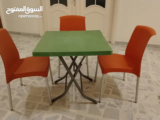 طاولة معدن مع وجه بلاستيك +3 كراسي ملون ارجل المنيوم بحاله ممتازه للبيع