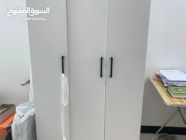 كنتور صغير يتكون من 3بيبان + ميز مرايه يتكون من 4 ادراج كبيره لونهم ابيض نظيفات غير. متعوبات