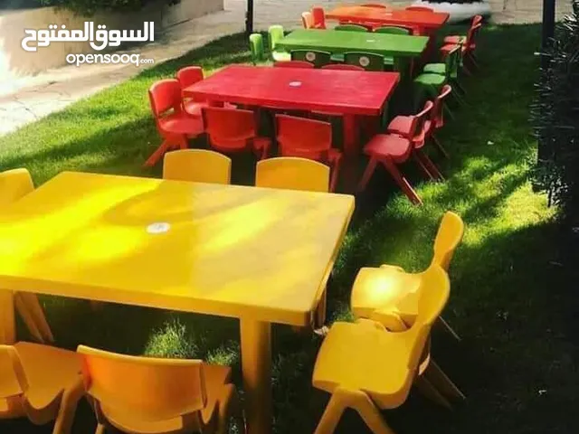تأجير طاولات وكراسي أطفال لأعياد الميلاد يتوفر لدينا أيضا ماكينة البوب كورن وستاند الكب كيك المميز
