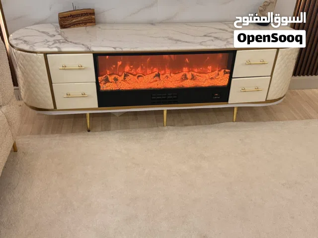 طاولة بميزة الدفاية