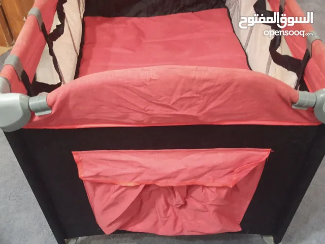 سرير بيبي اصلي براند جونيورز مع شنته للسرير من السعوديه