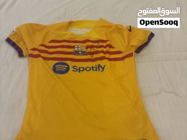 تيشرت برشلونه موقع من أنيستا و عندي دليل صوره