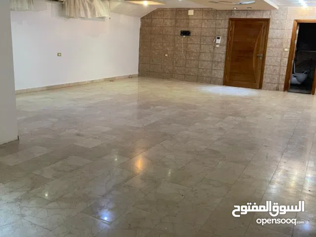 ززززبائننا الكرام نفدم شقة مكتبة بيزمنت  تشطيب ممتاز صالة كبيرة وحمام ومطبخ في بن عاشور جرابة قريبة