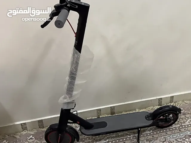 للبيع سكوتر يديد نضيف المالك الاول له 3 ايام معاي .