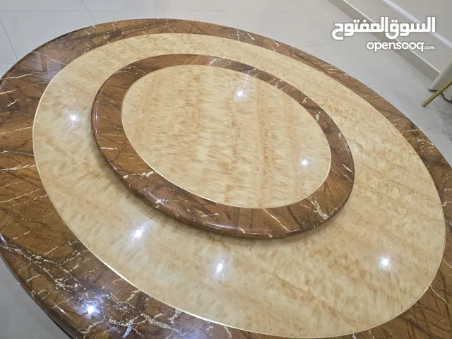 طاولة طعام ل 5 كراسي بدون كراسي نظيفة