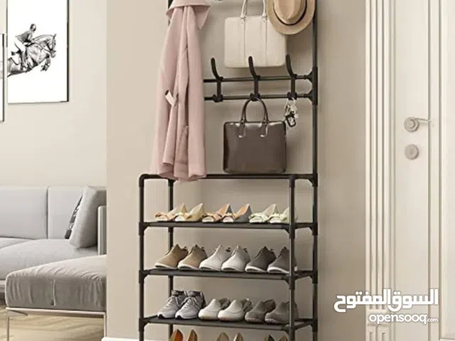 علاقة معاطف مزدوجة: يضم صفين من الخطافات المتينة لتعليق المعاطف، السترات، الأوشحة، والقبعات.