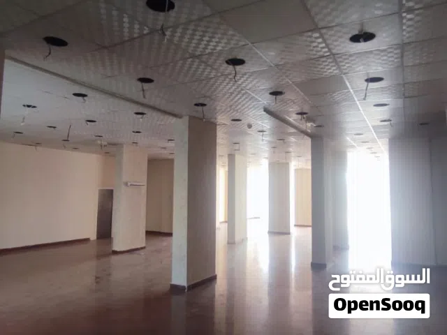للإيجار معرض تجاري 450م2 مع بسمنت 500م2 – شارع السيب -الشرادي – مناسب لجميع الأنشطة التجاريه