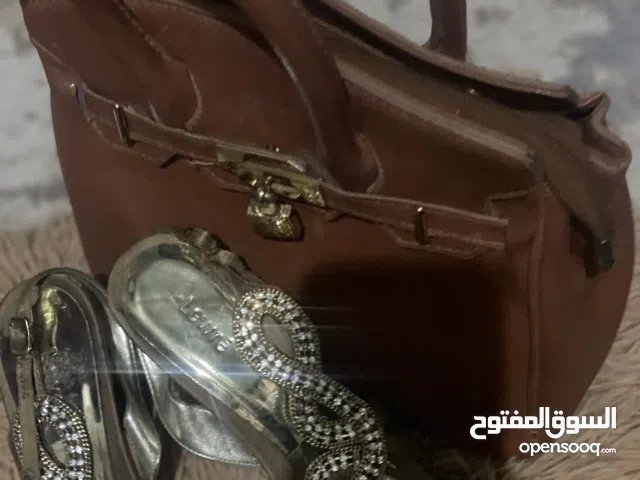 حنطة وحذاء مستخدمات بس مرتين