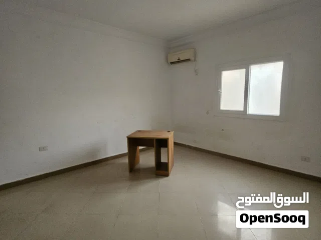 فيلا خدمية كبيرة تتكون من 21 غرفة كل غرفة بالحمام مع وجود مصعد ممتازة لقيست هاوس او عيادة أو شركة