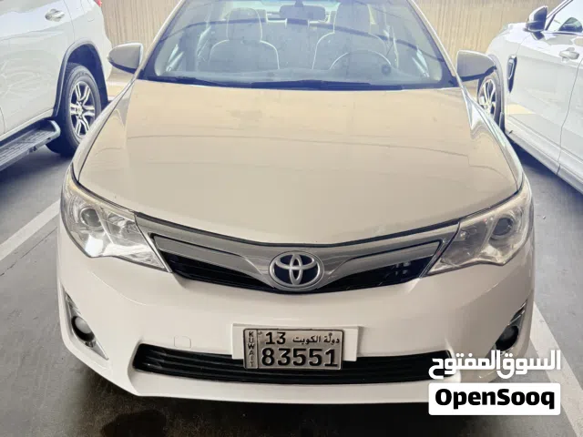 تويوتا كامري 2015 GLX بيضاء بحالة ممتازة مع حساسات وكاميرا خلفية