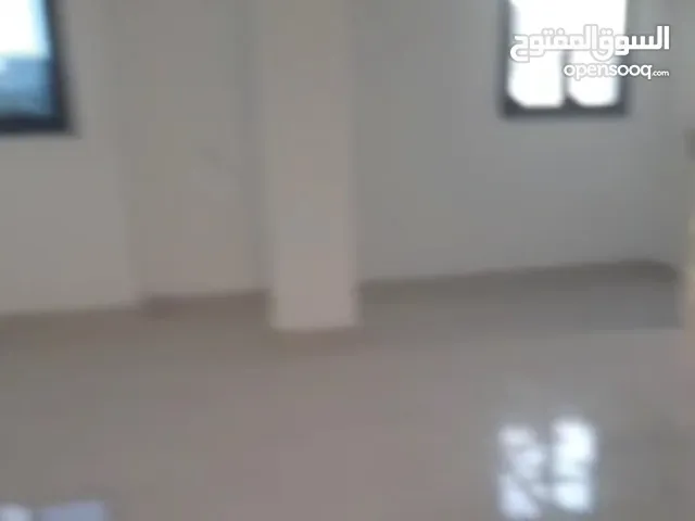 صاله للايجار بها دورة مياه في بلعون دور تاني باب مستقل