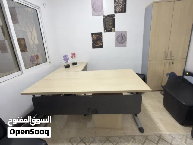 مكتب مدير وجانبية وخزانة
