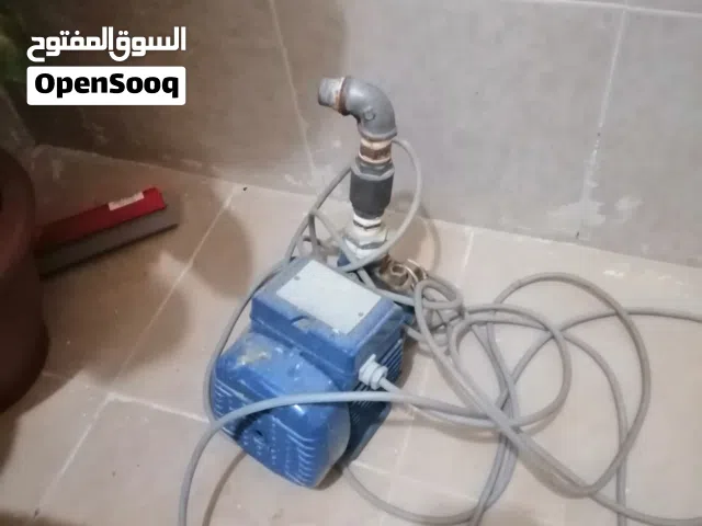 مضخة مياه كهربائية مستعملة للبيع شغالة مناسبة لسحب المياه أو تقوية بسيطة مع الوصلات والسلك