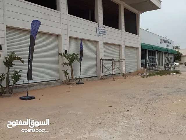 محلات للايجار الباقي باب واحد مع الصاله فوق