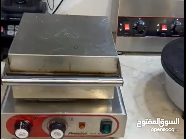 عدة محل  كاملة مع طاولات وكراسي للبيع