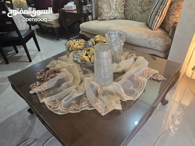 غرفه جلوس مع طاوله رئيسيه ومكتبه