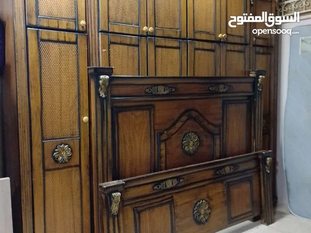 غرفه نوم ماستر مع فرشه وملحق إضافي وشماعه