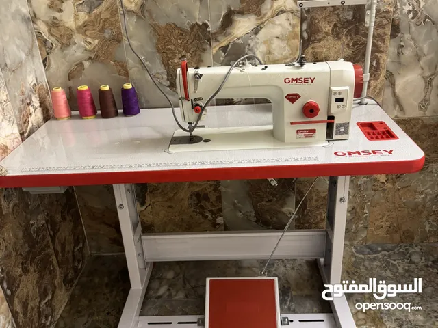للبيع مكينة خياطة / مستعمله بحاله ممتازه مكينة خياطة عالية الجودة سهلة الاستخدام تناسب جميع الاقمشه