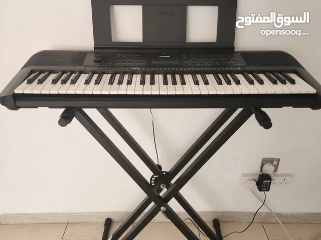 Portable music keyboard Yamaha (PSR-E273)