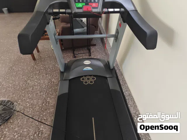 جهاز الجري على السير وجهاز تقوية عضلات الجسم