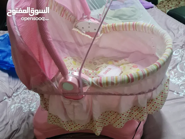 تخت بيبي هزاز  حركات  في موسيقى بركب عليه فلاشه وبنشبك عليه بلوتوث  بحالة الوكاله للبيع
