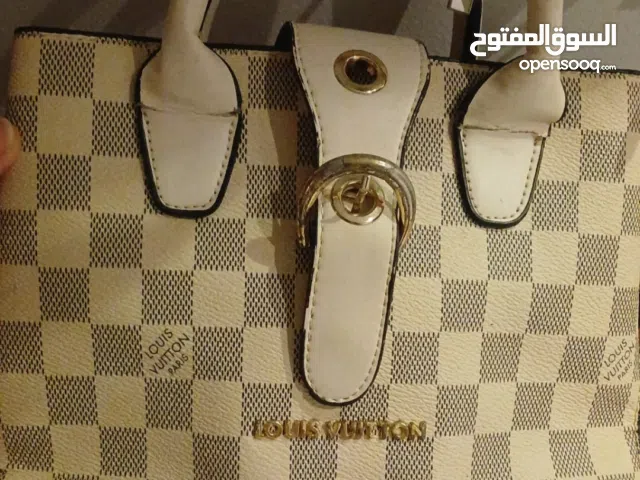 شنطة ماركة شبه جديد استخدام بسيط جدا