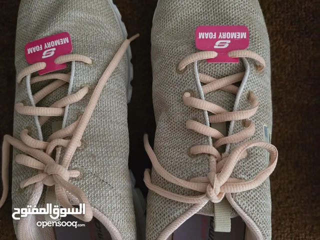 حذاء سكتشر للبيع