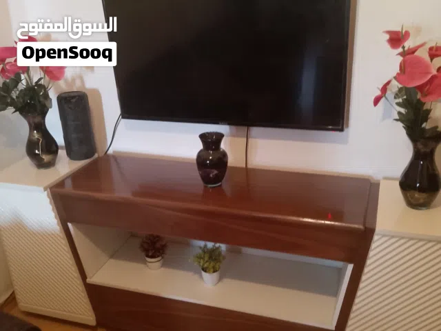 شاسه 43 + فيربليس او تعتبر طاولة شاشه +سريرين شباب+بارتشن داخلي كله شبه جديد