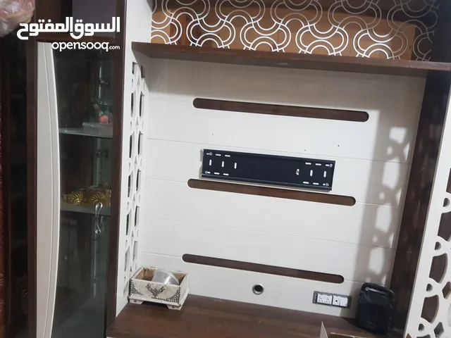 ميز تلفزيون حجم كبير