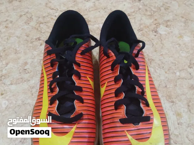 حذاء رياضي للكرة القدم للبيع