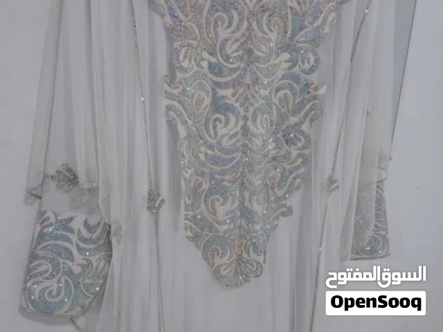 للبيع لبسة خليجية فاخرة بتصميم أنيق وراقي، مطرزة بتفاصيل ناعمة ولمسات لامعة تضفي عليها جمالاً مميزاً