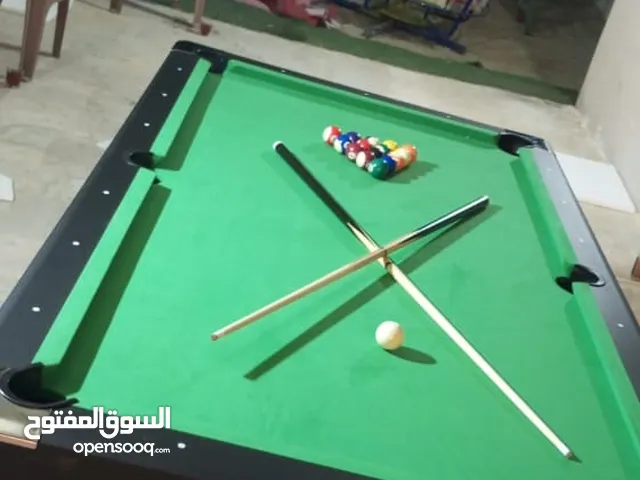 بلياردو خشب كامل 8قدم مع استيكتين ومثلث وطابات جديد بالكرتون واصل راكب في الموقع ومع طقم طابات
