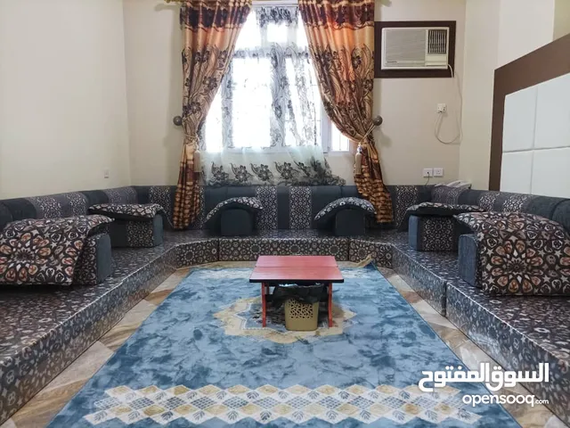 شقه مفروشه للايجار عدن المنصوره جنب البيرق مول تتكون من غرفتين وصاله وحمام ومجلس ومطبخ للايجار