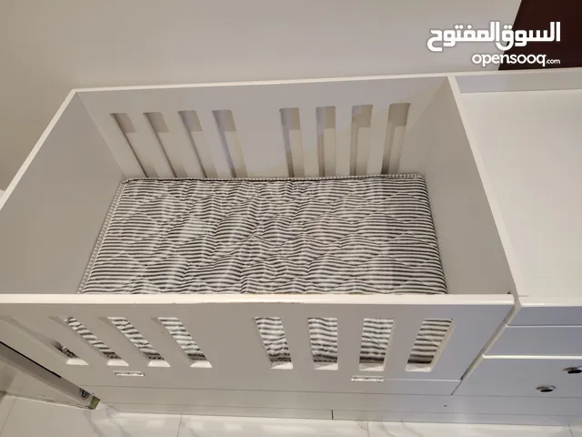 سرير أطفال مستعمل بحالة ممتازة مقاس 1.40م ب 60 سم- موجود في الصور- بثلاثة أدراج مع مرتبة