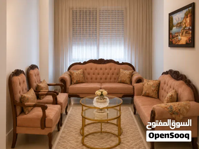 بيج مع خشب بني غامق ونقشات على المخدات.