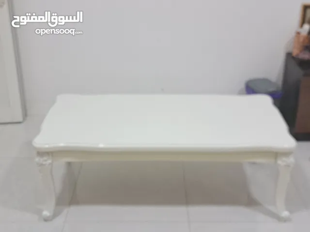 طاوله بيضاء للبيع بأفضل حال