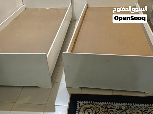 2سرير خشب مع كل سرير درج السرير ينفع لنفرين