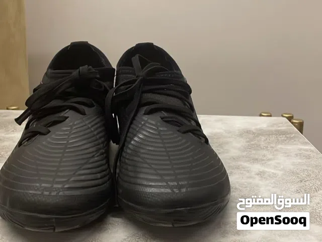 بوت رياضي من اديداس