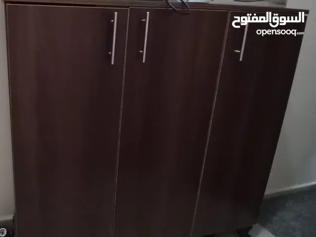 كومدينة أحذية خشب بحالة ممتازة للبيع بسبب السفر بسعر 35 دينار