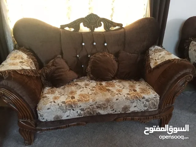 طقم كنب تفصيل 9 مقاعد وطقم طاولات لحالة ممتازه البيع بداعي السفر