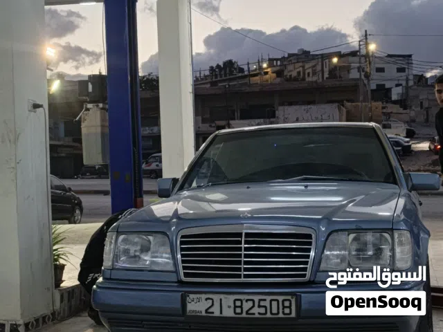 1993 مرسيدس بنز الفئة-E E 200