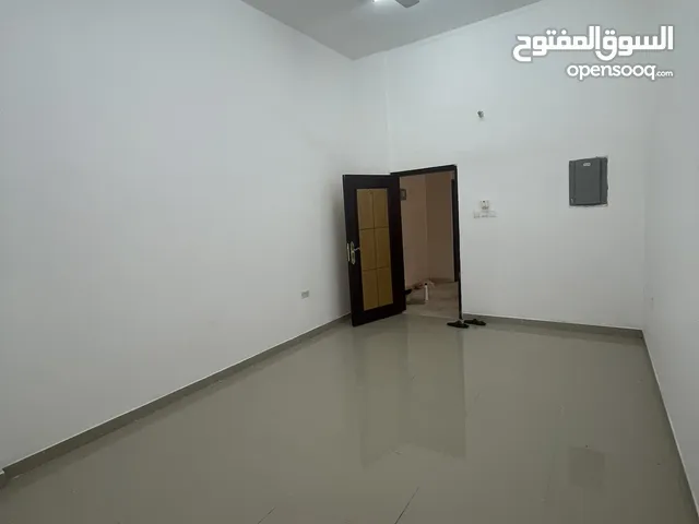 شقه سكني تجاري-مكونه من غرفتين مع دوره مياه 2 . صاله كبيره. بالقرب صور التجاري بالقرب من بنك مسقط.