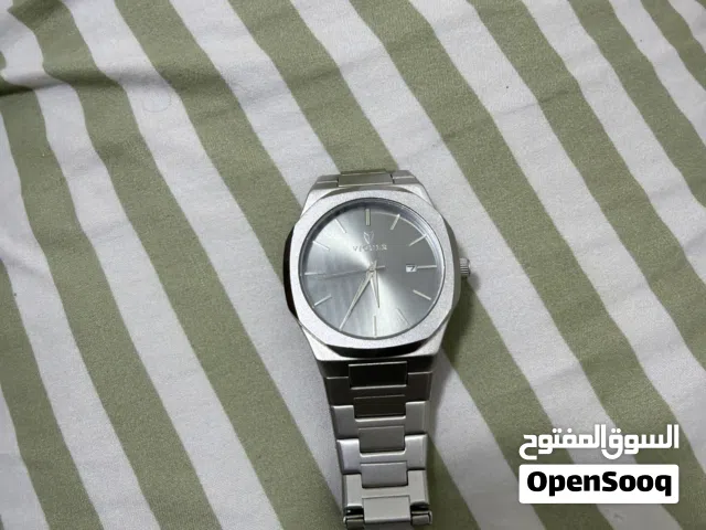 ساعة سيلفر فيها تاريخ مستعمل خفيف
